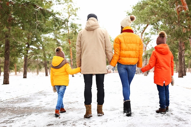 Familia feliz en el parque el día de invierno