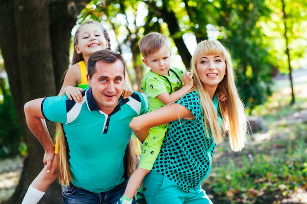 Familia feliz en el parque Felicidad.