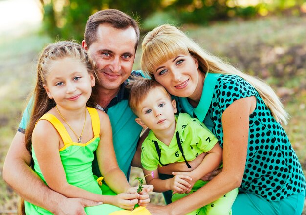 Familia feliz en el parque. Felicidad.