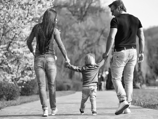 Familia feliz en parque floreciente