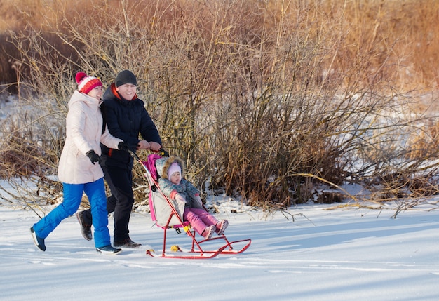 Familia feliz en el parque de invierno