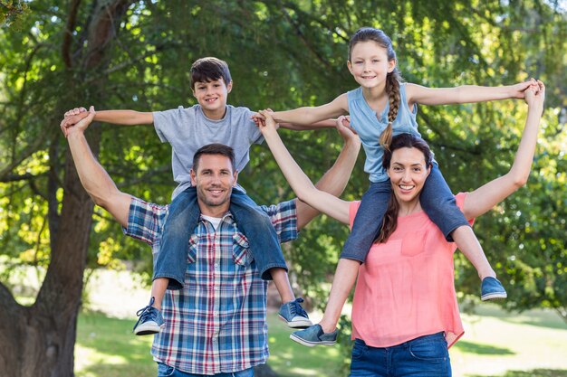 Familia feliz en el parque junto