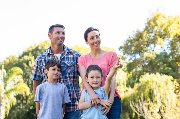 Familia feliz en el parque junto