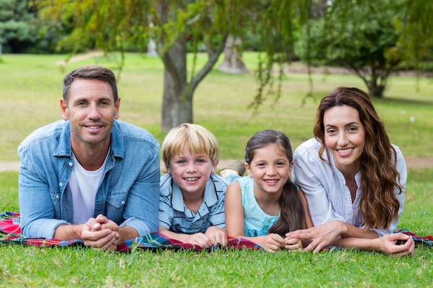 Familia feliz en el parque junto