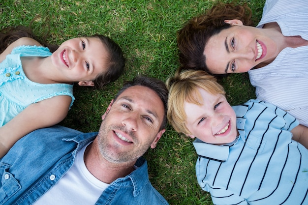 Familia feliz en el parque junto