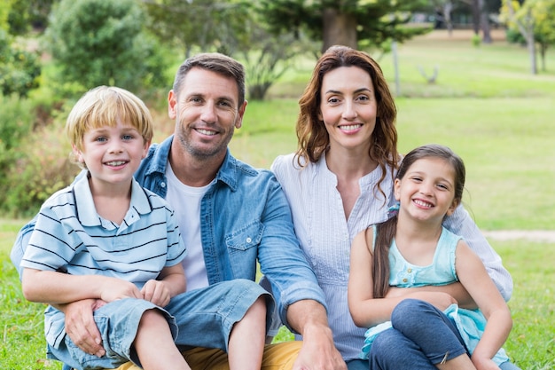 Familia feliz en el parque junto