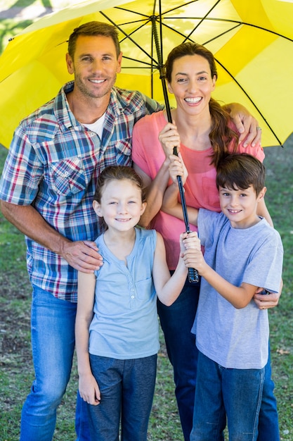 Familia feliz en el parque junto