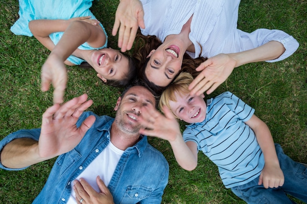 Familia feliz en el parque junto