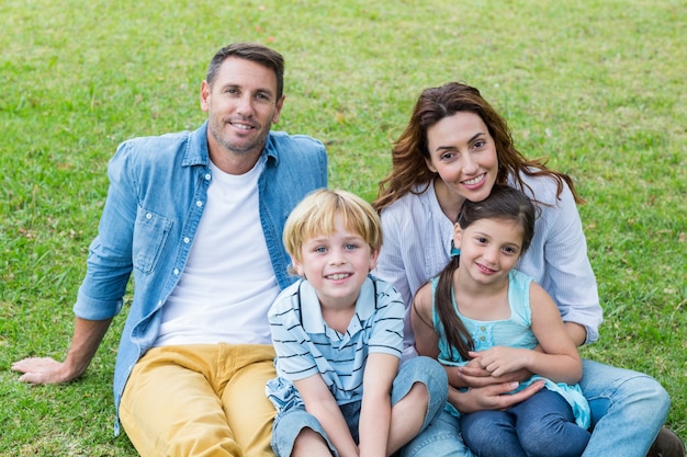 Familia feliz en el parque junto