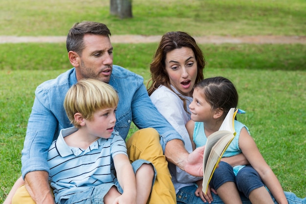 Familia feliz en el parque junto