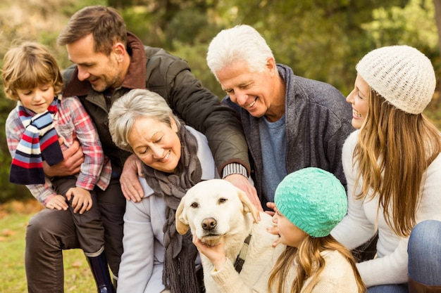 Foto familia feliz en el parque junto