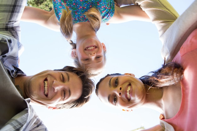 Familia feliz en el parque junto