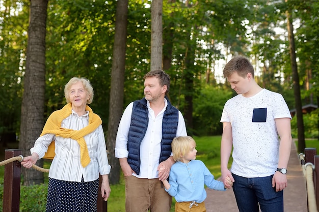 familia feliz en el parque juntos