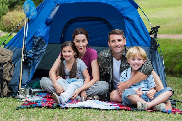 Familia feliz en el parque juntos