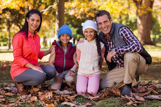 Familia feliz en el parque durante el otoño