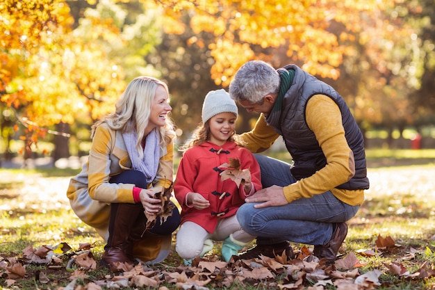 Familia feliz en el parque durante el otoño