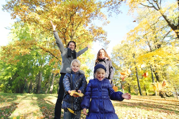 Familia feliz en el parque otoño