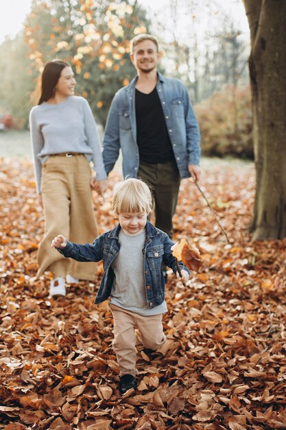 Familia feliz en el parque otoño