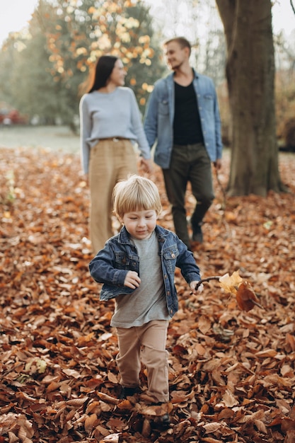 Familia feliz en el parque otoño