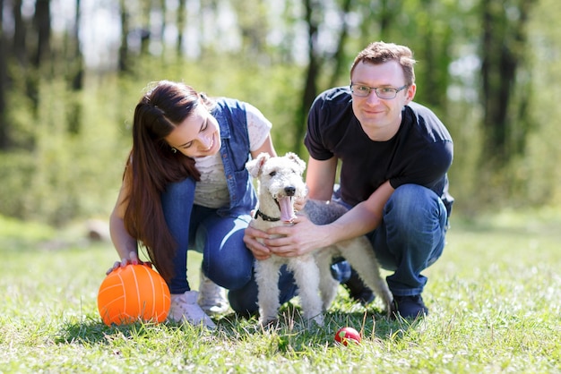 Familia feliz en el parque con un perro