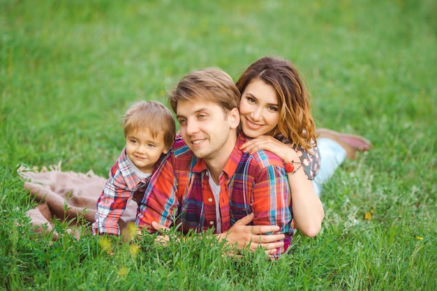 Familia feliz en un parque sobre el césped