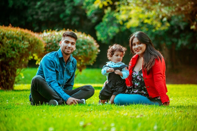 familia feliz en el parque con su pequeño hijo