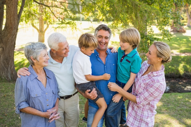 Familia feliz en el parque