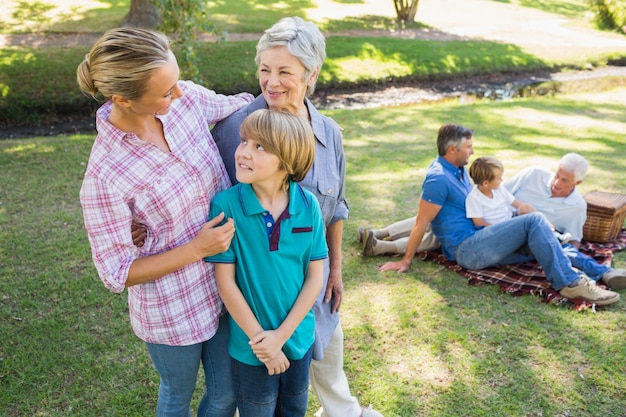 Familia feliz en el parque