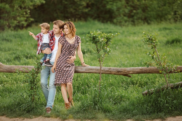 Familia feliz en un parque