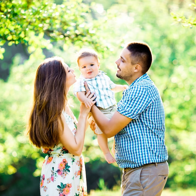 Familia feliz en el parque