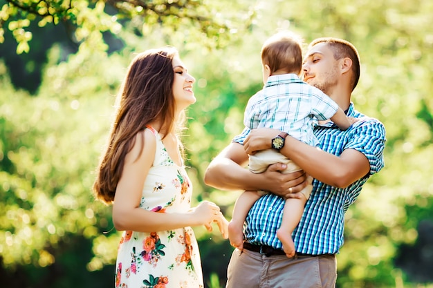 Familia feliz en el parque