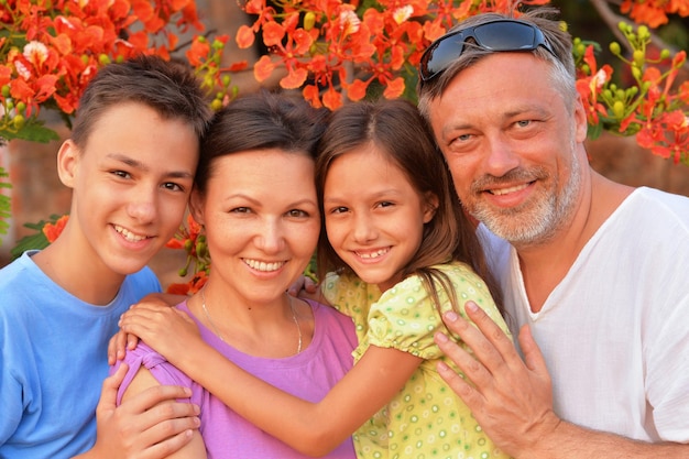 Familia feliz en el parque