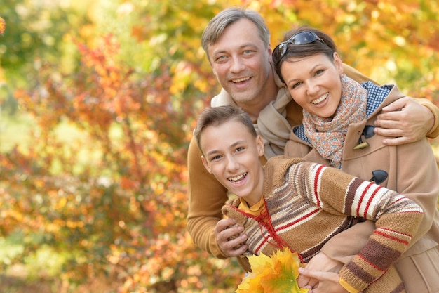 Familia feliz en el parque