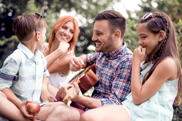 Foto familia feliz en un parque