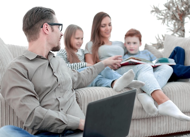 La familia feliz pasa su tiempo libre en su sala de estar