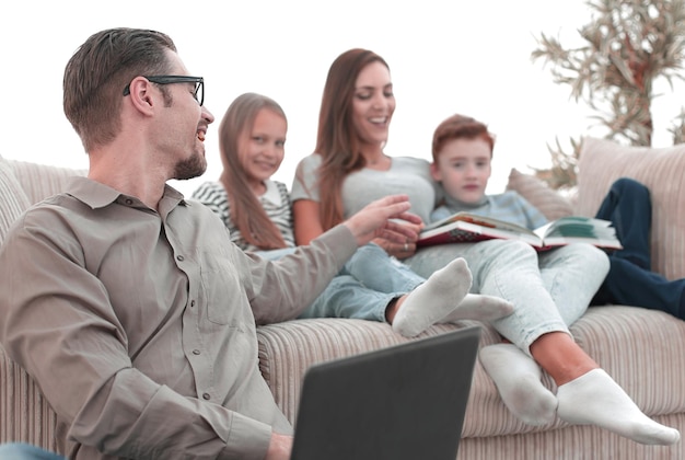 La familia feliz pasa su tiempo libre en su sala de estar