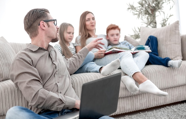 La familia feliz pasa su tiempo libre en su sala de estarfoto con espacio para copiar