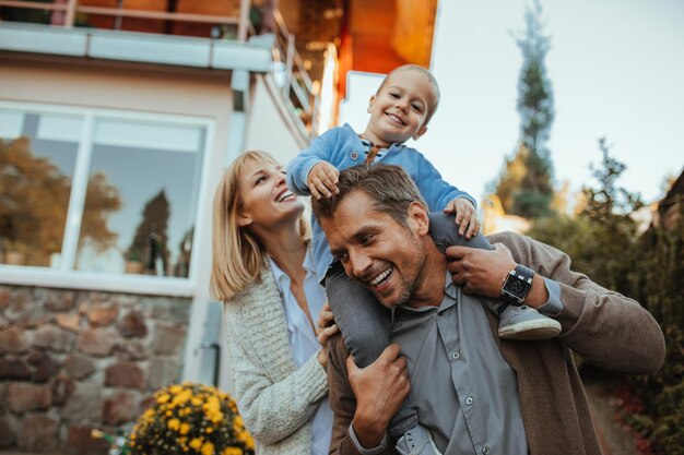 Familia feliz pasando el día al aire libre