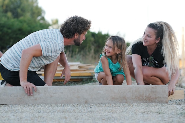 familia feliz pasando tiempo juntos papá divierte hija