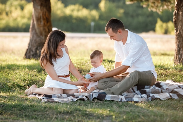 Familia feliz pasar tiempo juntos en un día soleado de verano