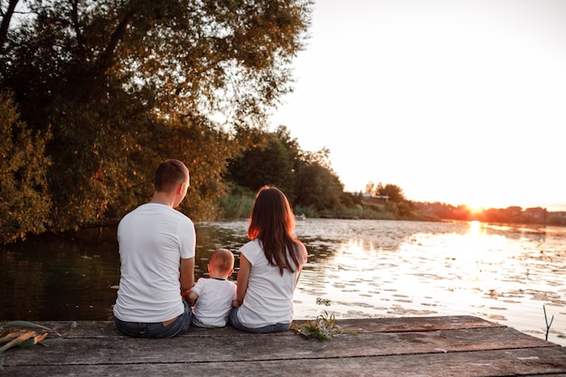 Familia feliz pasar tiempo juntos en un día soleado de verano