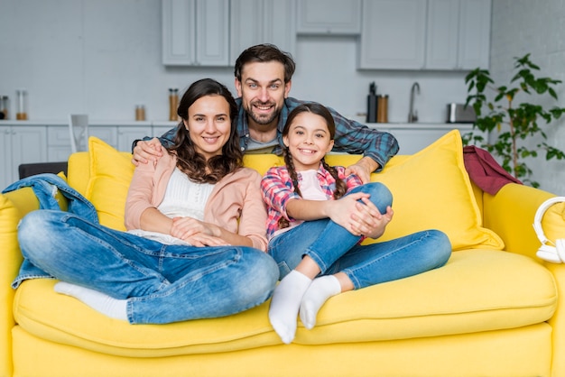 Familia feliz pasar tiempo juntos en el sofá