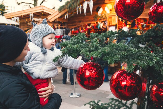 Familia feliz pasar tiempo en unas vacaciones de Navidad y Año Nuevo en el casco antiguo de Salzburgo, Austria