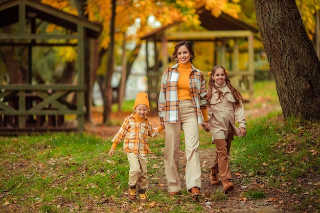 familia feliz en un paseo en otoño en el parque