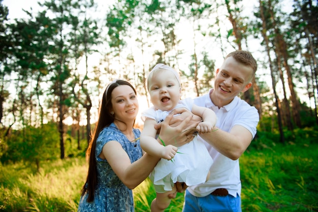 Familia feliz en paseo de verano