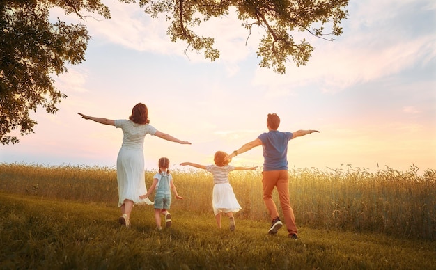 Familia feliz en paseo de verano