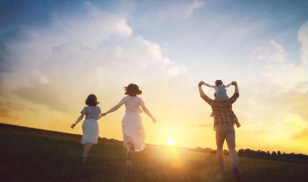 Familia feliz en paseo de verano