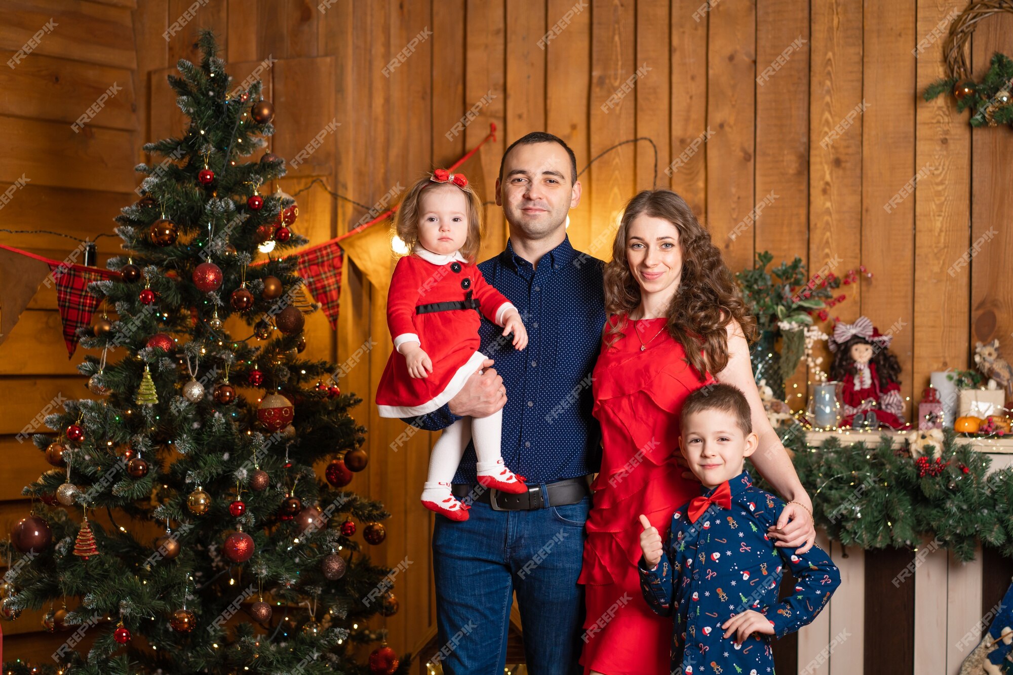 Família feliz passa o natal em casa. férias em família, conto de natal. melhores memórias de infância | Foto Premium Família feliz passa o natal em casa. férias em família, conto de natal. melhores memórias de infância | Foto Premium