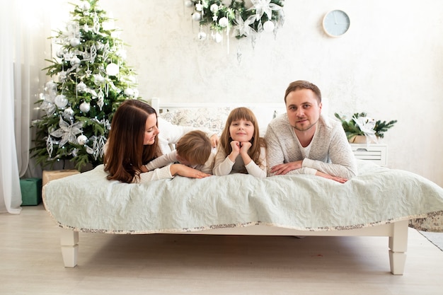 Família feliz passa o tempo junta na época do Natal