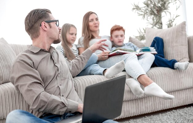 Família feliz passa seu tempo livre na sala de estarfoto com espaço de cópia